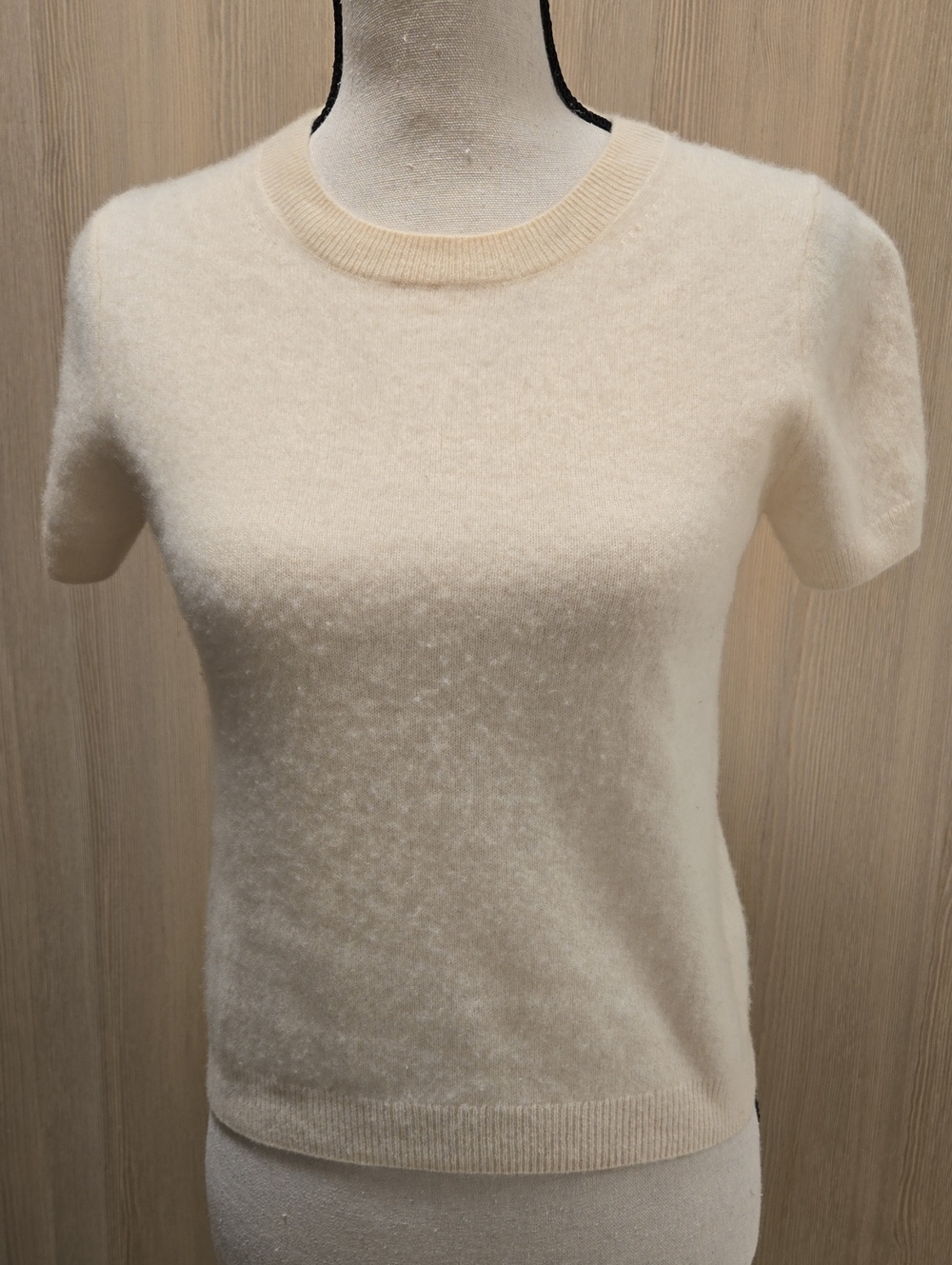Quince Cream Short-Sleeve Fuzzy Cashmere Knit Tee